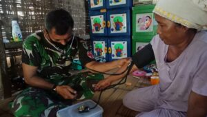 Ambu Arsumah : Terima Kasih Petugas TMMD Sudah Datang Mengecek Kesehatan Saya