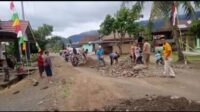 Warga Bersama Kepala Pekon Gunung Doh Bergotong Royong Perbaiki Menambal Jalan Rusak