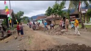 Warga Bersama Kepala Pekon Gunung Doh Bergotong Royong Perbaiki Menambal Jalan Rusak