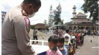 Jumat Berkah, Satlantas Polres Cimahi Bagikan 100 Nasi Kotak Gratis