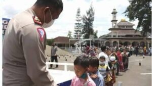 Jumat Berkah, Satlantas Polres Cimahi Bagikan 100 Nasi Kotak Gratis