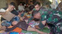 Dua Anak Di Cimarga Disunat Satgas Timkes TMMD