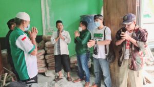Turun ke Masyarakat, Anggota DPRD Kota Bekasi, Gus Shol Kunjungi Tiga Lokasi Beri Bantuan Bahan Bangunan