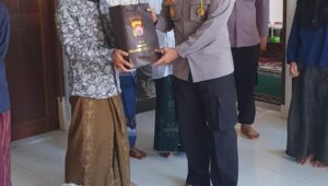 RAMADHAN TIBA, KAPOLDA BANTEN BERBAGI RIBUAN PERLENGKAPAN SALAT