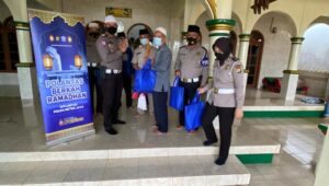 Polantas Berkah Ramadan : Samsat Kelapa Dua Menggelar Bhakti Sosial Membersihkan Masjid Nurul Iman