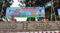 Larang Mudik, Polres Tanggamus dan Polsek Jajaran Pasang Spanduk