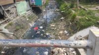 Banyaknya Sampah Di Saluran Irigasi, Warga Desa Sumur Bandung Jayanti Gelar Kerja Bakti