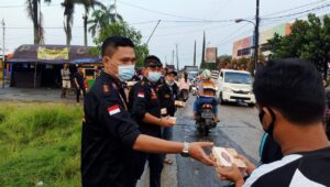 Berkah Ramadan : BPPKB DPAC Kecamatan Solear Berbagi Takjil Di Bunderan Adiyasa