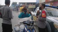 Cegah Penyebaran Covid-19, Jajaran Polsek Kresek Bagi-Bagi Masker