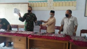 Koramil Warunggunung Serahkan Bantuan 9000 Masker Untuk Sekolah Dan Masyarakat