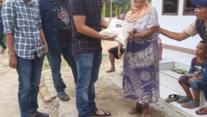 Gapensi Lebak Bagi – Bagi Sembako Pada Warga Kurang Mampu