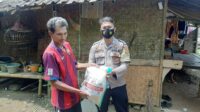 Bhabinkamtibmas Sukaraja Salurkan Bantuan Beras, Warga Sangat Terbantu Di Masa Pandemi
