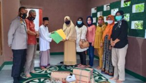 Bhayangkari Polsek Cisoka Berikan Bantuan Sembako, Kepada Pondok Pesantren Al – Hidayah yang Kebakaran