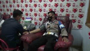 Empat Petugas Pospam Alun-Alun Rangkasbitung Donorkan Darah Bantu Warga Yang Sedang Di Rawat