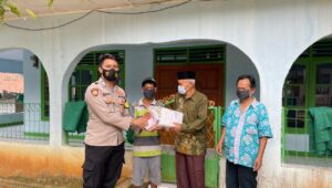 Bhabinkamtibmas Sukaraja Berikan Bantuan Masker Untuk Shalat Ied