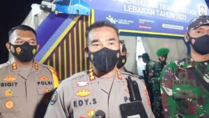 Dukung Instruksi Gubernur, Polda Banten Sekat dan Tutup Akses Jalan ke Lokasi Wisata