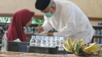 Momen Walikota Bekasi Sungkem Kepada Ibunda Hj Nuroh Saat Hari Raya Idul Fitri 1442 H