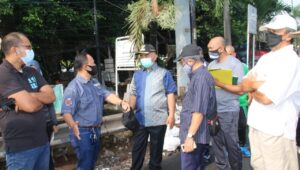 Tinjau Banjir Didua Lokasi Perumahan, Walikota Bekasi : Bongkar Semua Bangunan di Atas Saluran Air