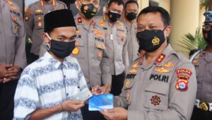 Bantu Pelajar Pandeglang yang Kerja Keras Demi 5 Adik, Kapolda Banten Dipuji Netizen