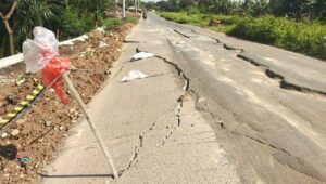 Jalan Utama Kalimalang Buniayu Rusak Parah