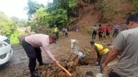Kapolres Lebak Terjun Langsung Evakuasi Material Longsor Lebak Gedong, Arus Lalulintas Kembali Normal