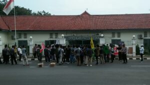 Soal Draf RTRW , Organisasi Kemahasiswaan Dilebak Unjuk Rasa Di Depan Kantor DPRD