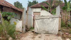 Rumah Ambruk, Jatinem Warga Desa Pasir Muncang Butuh Bantuan Donatur dan Pemerintah