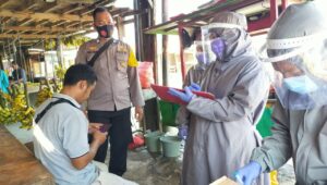 Kompak, Polsek Cikarang Pusat, Brimob dan Puskesmas Swab Pedagang Pasar Tegal Danas