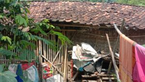 Ironis, Rumah Hampir Ambruk, Santinah Warga Desa Cikande Belum Mendapatkan Bantuan Program Bedah Rumah