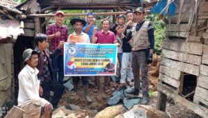 Hari ini DPAC Ormas Badak Banten Perjuangan Kecamatan Cibeber Bedah  Rumah Tidak Layak Huni