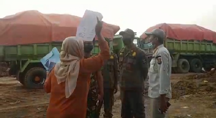 Photo : Seorang Ibu Memarahi Petugas Satpol PP Kecamatan Kresek (Screenshoot Video)