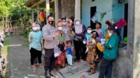 Polsek Cikande Bersama PPKM Mikro Bagikan Masker dan Edukasi Protkes kepada Masyarakat