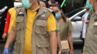 Topi Nyentrik Walikota Bekasi Saat Vaksinasi Massal