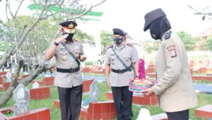 HUT Bhayangkara Ke 75, Kapolda Banten Tabur Bunga di Taman Pahlawan Ciceri Kota Serang