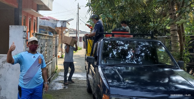 Photo : Ketua RW 05 Bersama Tim Kelurahan Dan Satgas Covid Melakukan Penyemprotan Di Perumahan Triraksa Village Satu