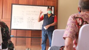 USAI TANAM POHON, TRI ADHIANTO MONITORING POSKO COVID RW 12 JAKASETIA