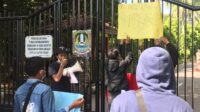 Ikatan Mahasiswa Bekasi Segel Dinas Tata Ruang Kota Bekasi