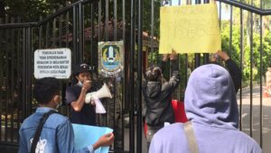 Ikatan Mahasiswa Bekasi Segel Dinas Tata Ruang Kota Bekasi