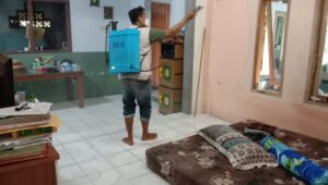 Dimasa PPKM Darurat Covid 19, Pemdes Padasuka Lakukan Penyemprotan Rumah Warga