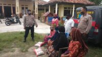 Jajaran Polsek Kronjo Berikan Bantuan 5 Paket Sembako Untuk Para Janda Jompo Di Desa Waliwis