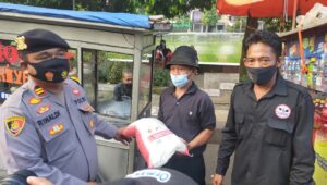 Polres Lebak Bersama Ormas Jarum Bagikan Beras Kepada Pedagang Kecil Yang Terdampak Pandemi