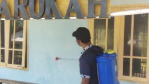 Karang Taruna Kecamatan Warunggunung Semprot Disinfektan Tempat Sarana  Ibadah