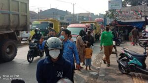 Macet Parah, Kades Gembong Balaraja Tertibkan Pedagang Berjualan Di Bahu Jalan