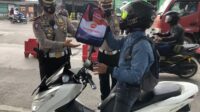 Polresta Tangerang Laksanakan Penyekatan di Jayanti, Bagikan Masker dan Beras