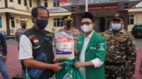 PPKM Level 4 Polres Lebak Bareng Aktivis Berikan Bansos Ke Ojol