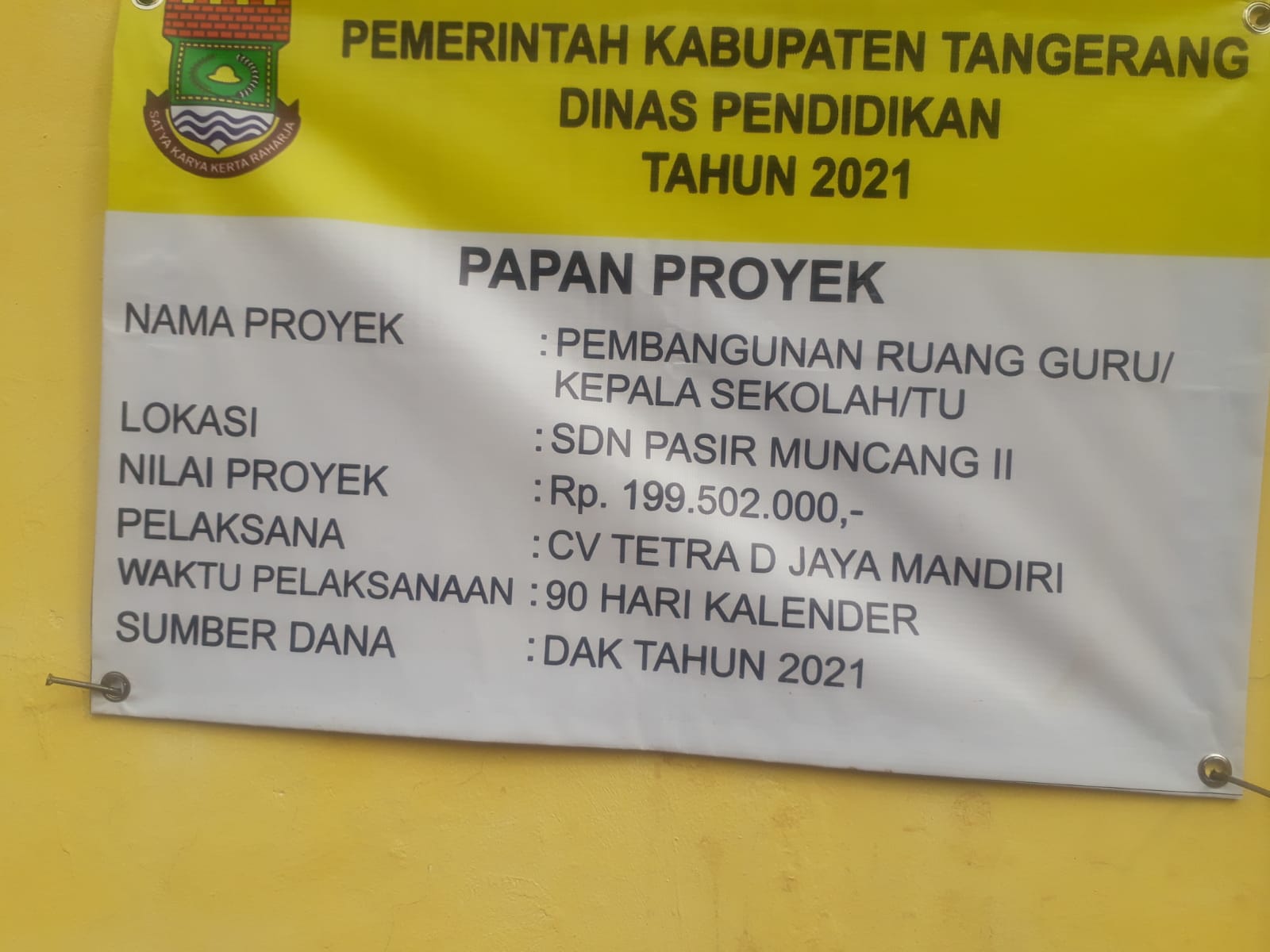 Papan Anggaran Pembangunan Ruang Guru Di SDN 2 Pasir Muncang Jayanti, minggu (25/07/2021)