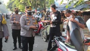 Polres Lebak Bagikan 5000 Masker Kepada Pengunjung Dan Pedagang Pasar Rangkasbitung
