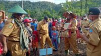 Bupati Sorong Selatan Meninjau Usaha Kelompok Tani Dan Perkebunan Ke Kampung Welek Distrik Fkor