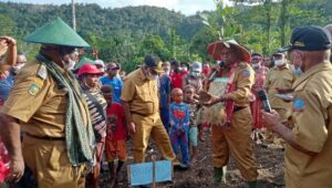 Bupati Sorong Selatan Meninjau Usaha Kelompok Tani Dan Perkebunan Ke Kampung Welek Distrik Fkor