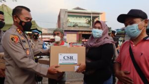 Kapolres Cilegon Polda Banten melaksanakan Baksos Di Bunderan Cibeber Kota Cilegon